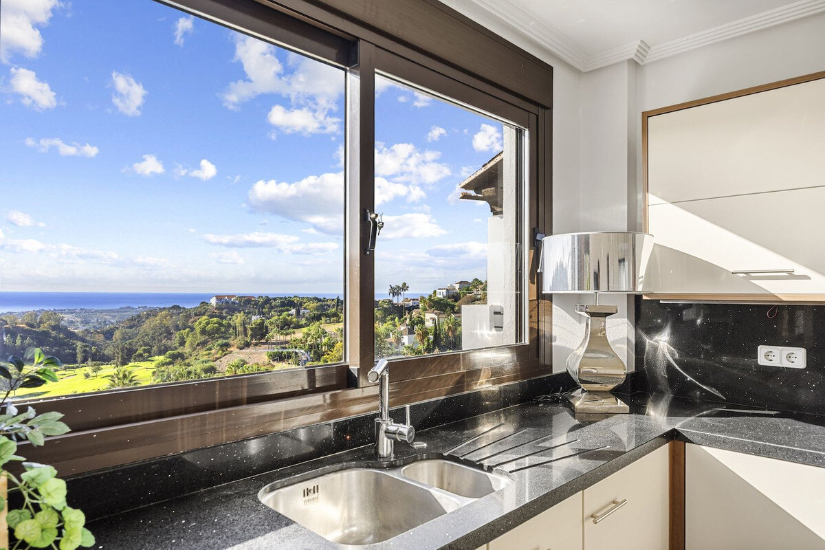 FOR SALE 🏡 Six-Bedroom Mediterranean Villa with Panoramic Sea Views on a 1,020 m² Plot – Los Arqueros, Benahavís 🇪🇸