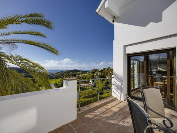 FOR SALE 🏡 Six-Bedroom Mediterranean Villa with Panoramic Sea Views on a 1,020 m² Plot – Los Arqueros, Benahavís 🇪🇸