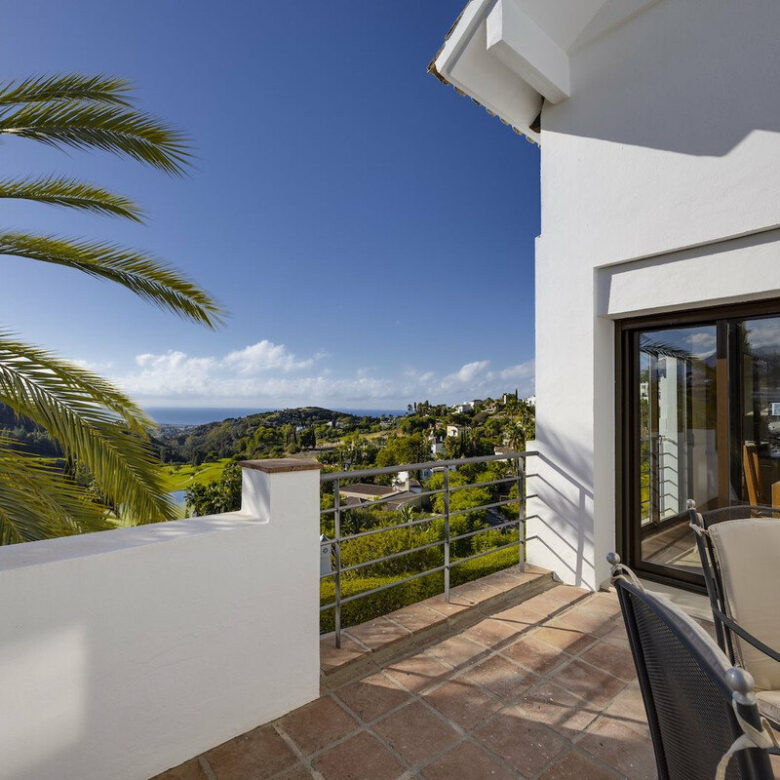 FOR SALE 🏡 Six-Bedroom Mediterranean Villa with Panoramic Sea Views on a 1,020 m² Plot – Los Arqueros, Benahavís 🇪🇸