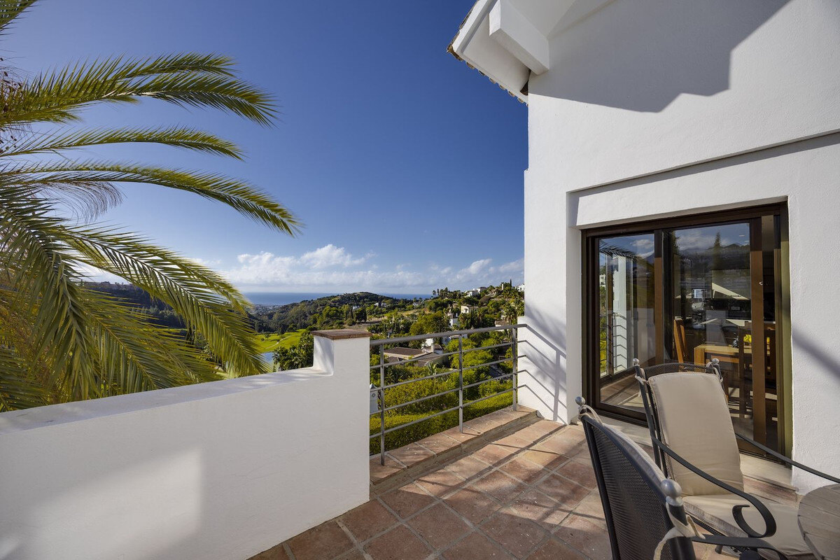 FOR SALE 🏡 Six-Bedroom Mediterranean Villa with Panoramic Sea Views on a 1,020 m² Plot – Los Arqueros, Benahavís 🇪🇸