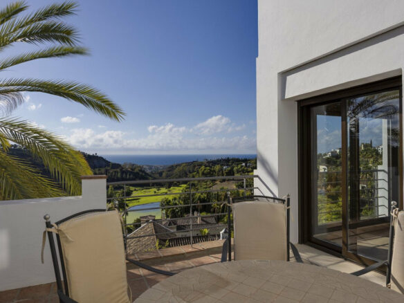 FOR SALE 🏡 Six-Bedroom Mediterranean Villa with Panoramic Sea Views on a 1,020 m² Plot – Los Arqueros, Benahavís 🇪🇸