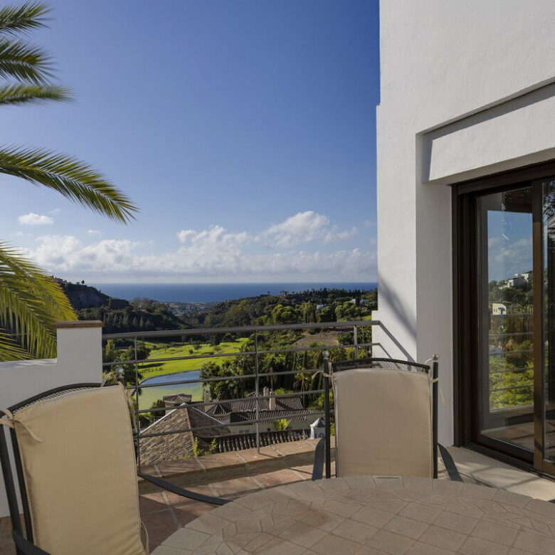 FOR SALE 🏡 Six-Bedroom Mediterranean Villa with Panoramic Sea Views on a 1,020 m² Plot – Los Arqueros, Benahavís 🇪🇸