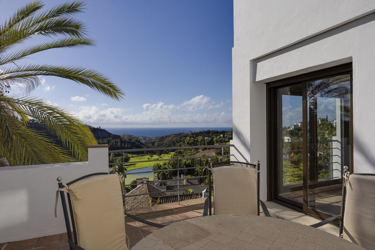 FOR SALE 🏡 Six-Bedroom Mediterranean Villa with Panoramic Sea Views on a 1,020 m² Plot – Los Arqueros, Benahavís 🇪🇸