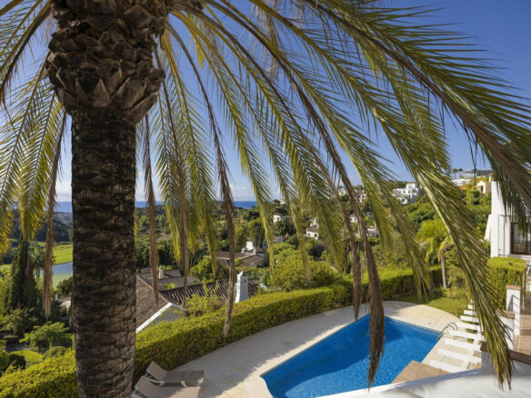 FOR SALE 🏡 Six-Bedroom Mediterranean Villa with Panoramic Sea Views on a 1,020 m² Plot – Los Arqueros, Benahavís 🇪🇸