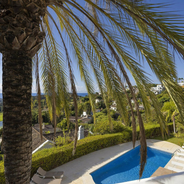 FOR SALE 🏡 Six-Bedroom Mediterranean Villa with Panoramic Sea Views on a 1,020 m² Plot – Los Arqueros, Benahavís 🇪🇸