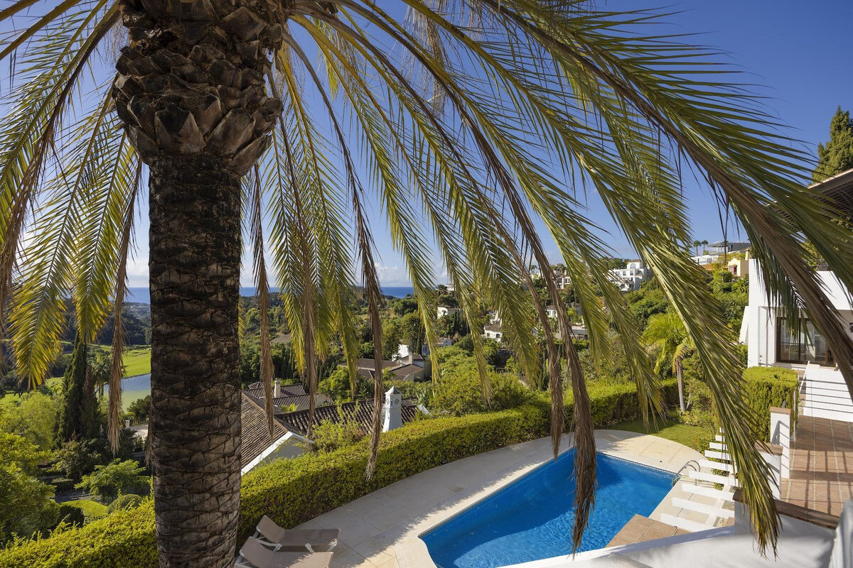 FOR SALE 🏡 Six-Bedroom Mediterranean Villa with Panoramic Sea Views on a 1,020 m² Plot – Los Arqueros, Benahavís 🇪🇸