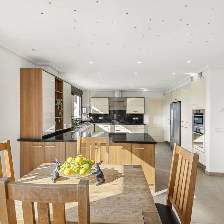 FOR SALE 🏡 Six-Bedroom Mediterranean Villa with Panoramic Sea Views on a 1,020 m² Plot – Los Arqueros, Benahavís 🇪🇸