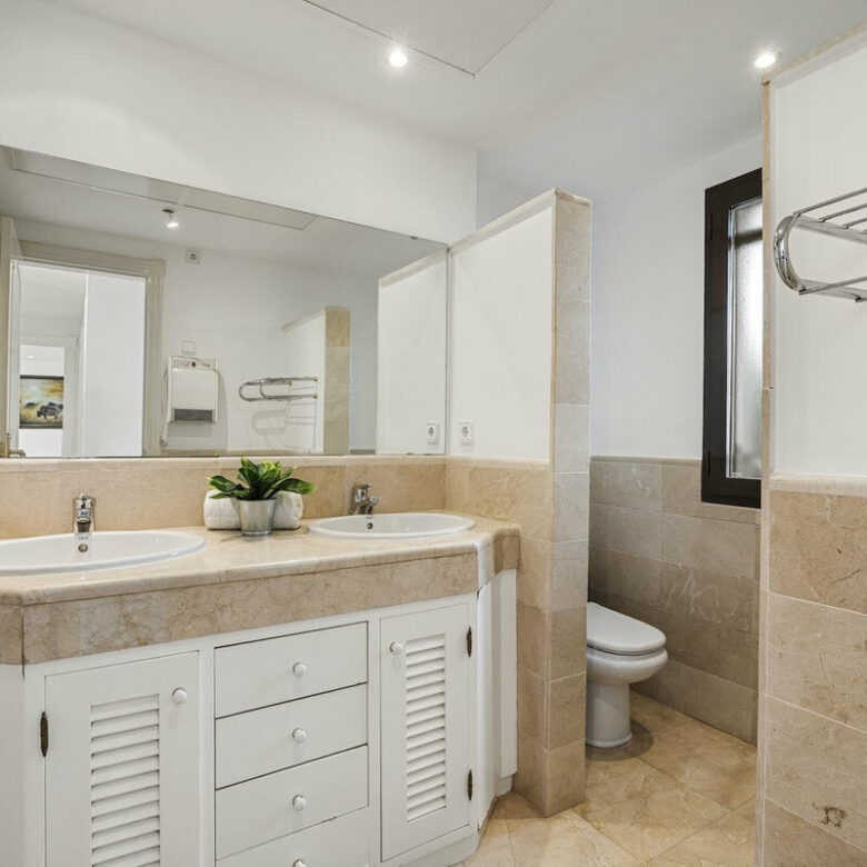 FOR SALE 🏡 Six-Bedroom Mediterranean Villa with Panoramic Sea Views on a 1,020 m² Plot – Los Arqueros, Benahavís 🇪🇸