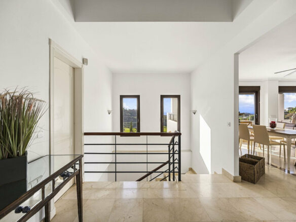 FOR SALE 🏡 Six-Bedroom Mediterranean Villa with Panoramic Sea Views on a 1,020 m² Plot – Los Arqueros, Benahavís 🇪🇸