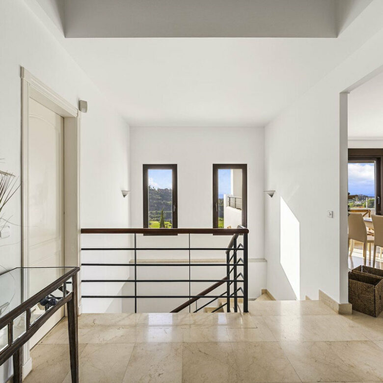 FOR SALE 🏡 Six-Bedroom Mediterranean Villa with Panoramic Sea Views on a 1,020 m² Plot – Los Arqueros, Benahavís 🇪🇸