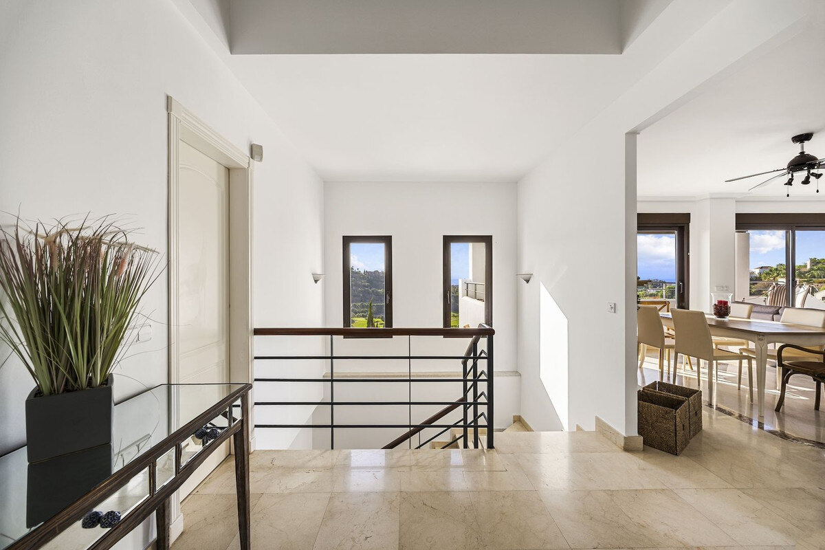 FOR SALE 🏡 Six-Bedroom Mediterranean Villa with Panoramic Sea Views on a 1,020 m² Plot – Los Arqueros, Benahavís 🇪🇸