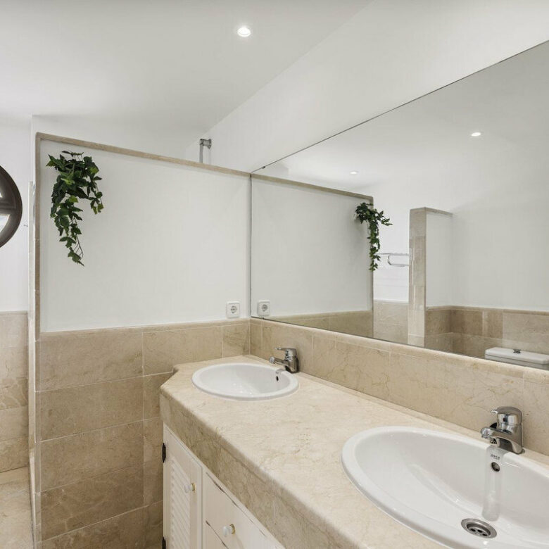 FOR SALE 🏡 Six-Bedroom Mediterranean Villa with Panoramic Sea Views on a 1,020 m² Plot – Los Arqueros, Benahavís 🇪🇸