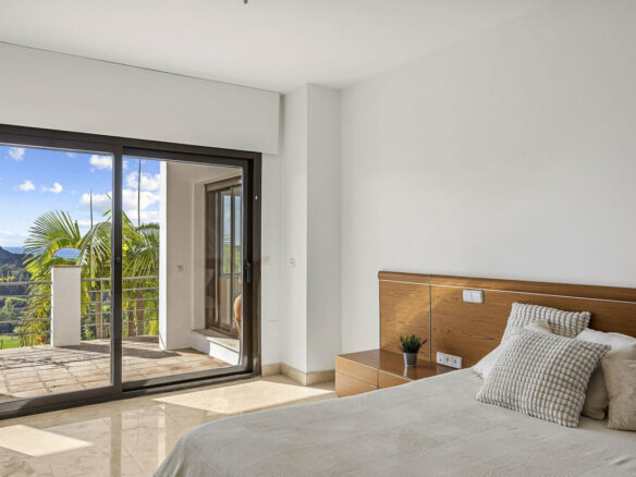 FOR SALE 🏡 Six-Bedroom Mediterranean Villa with Panoramic Sea Views on a 1,020 m² Plot – Los Arqueros, Benahavís 🇪🇸