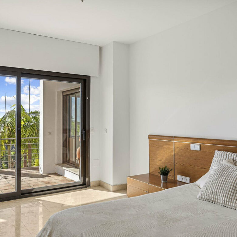 FOR SALE 🏡 Six-Bedroom Mediterranean Villa with Panoramic Sea Views on a 1,020 m² Plot – Los Arqueros, Benahavís 🇪🇸
