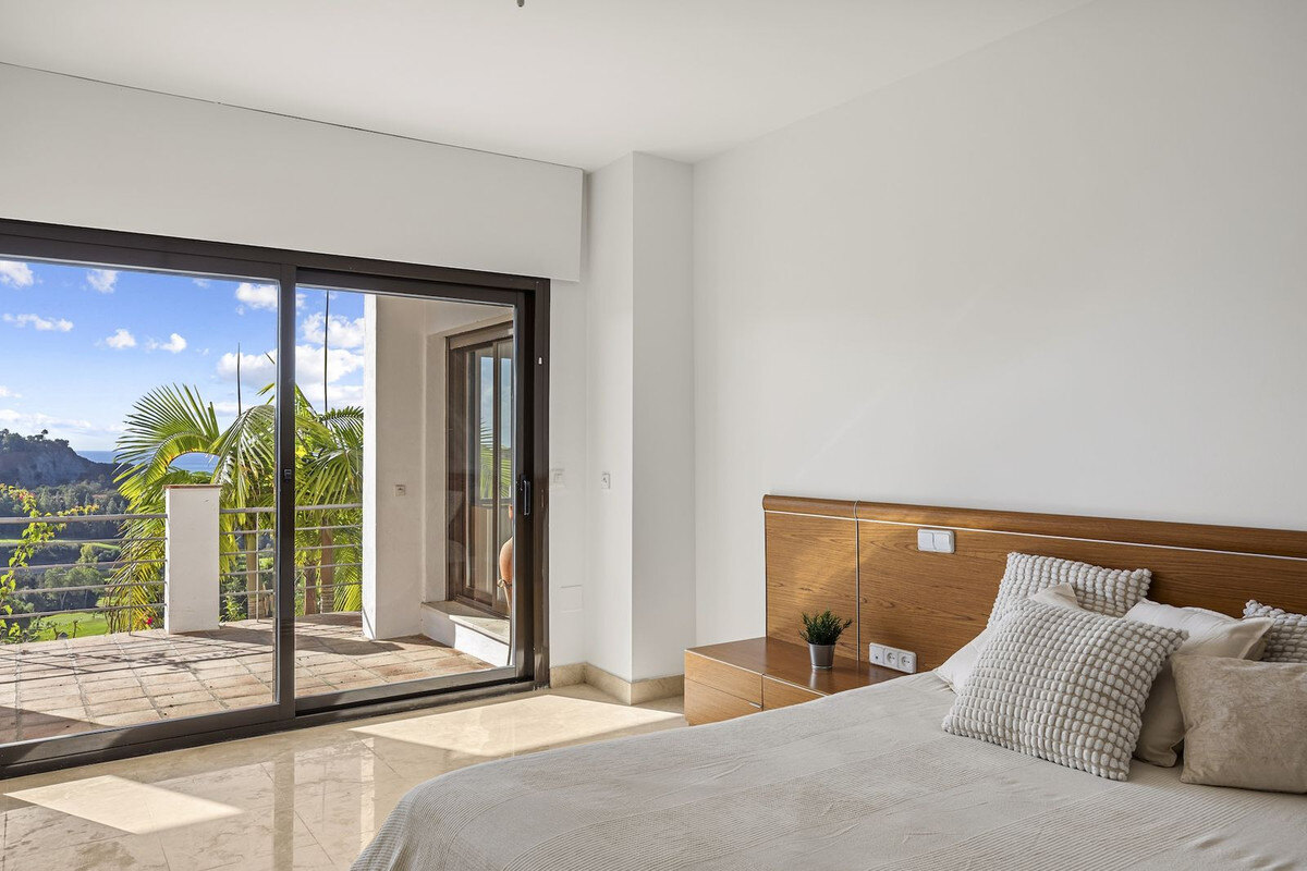 FOR SALE 🏡 Six-Bedroom Mediterranean Villa with Panoramic Sea Views on a 1,020 m² Plot – Los Arqueros, Benahavís 🇪🇸