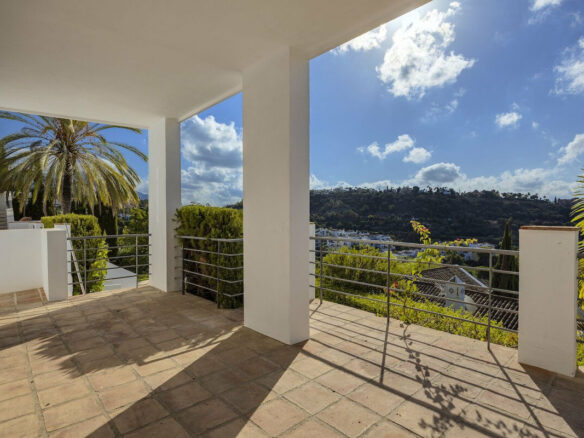 FOR SALE 🏡 Six-Bedroom Mediterranean Villa with Panoramic Sea Views on a 1,020 m² Plot – Los Arqueros, Benahavís 🇪🇸