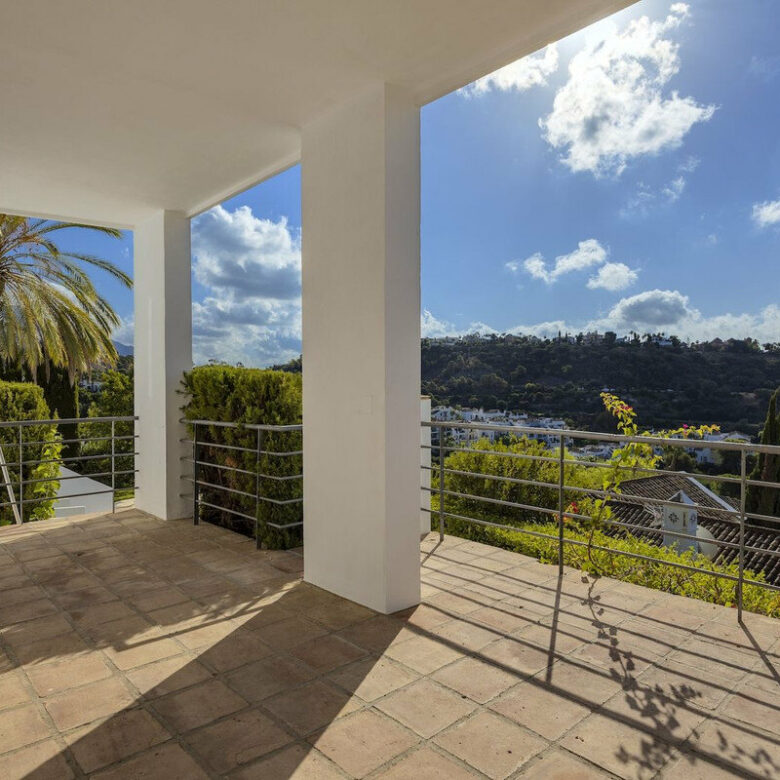FOR SALE 🏡 Six-Bedroom Mediterranean Villa with Panoramic Sea Views on a 1,020 m² Plot – Los Arqueros, Benahavís 🇪🇸