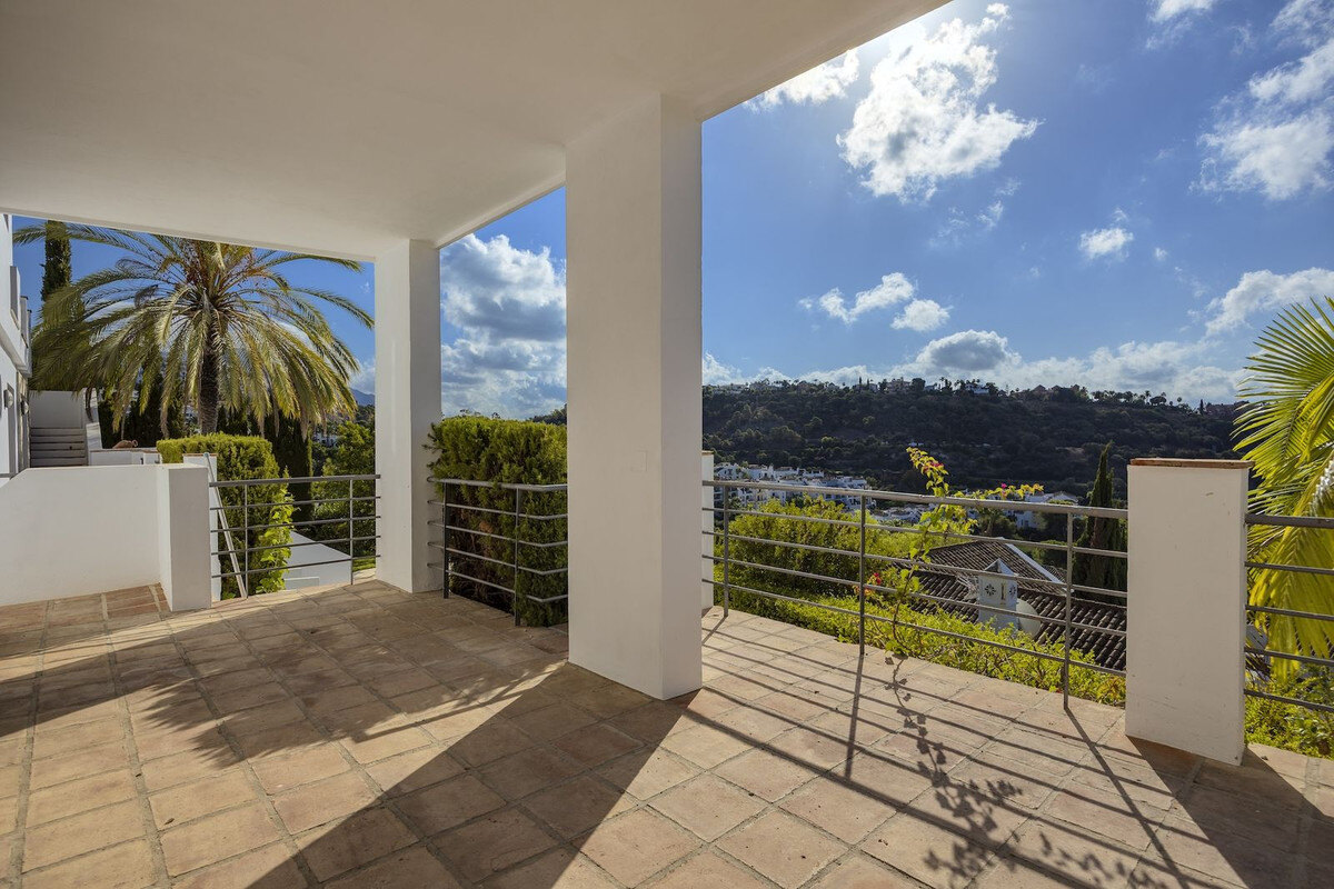 FOR SALE 🏡 Six-Bedroom Mediterranean Villa with Panoramic Sea Views on a 1,020 m² Plot – Los Arqueros, Benahavís 🇪🇸