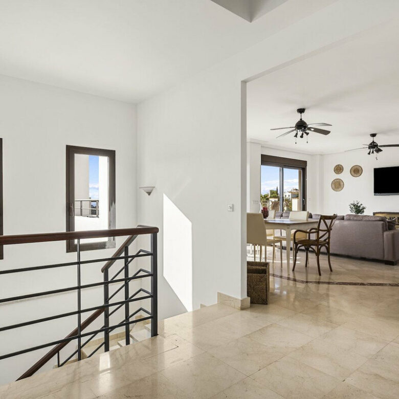 FOR SALE 🏡 Six-Bedroom Mediterranean Villa with Panoramic Sea Views on a 1,020 m² Plot – Los Arqueros, Benahavís 🇪🇸