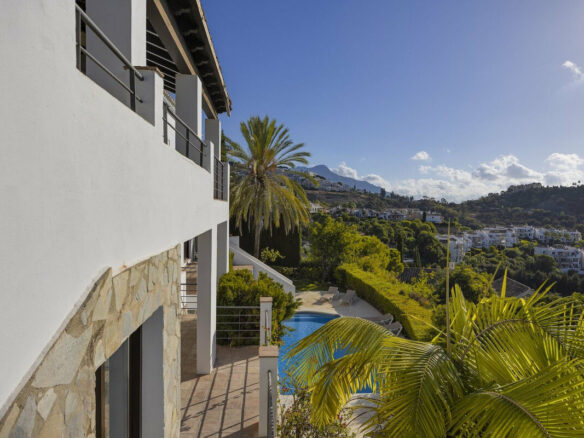 FOR SALE 🏡 Six-Bedroom Mediterranean Villa with Panoramic Sea Views on a 1,020 m² Plot – Los Arqueros, Benahavís 🇪🇸