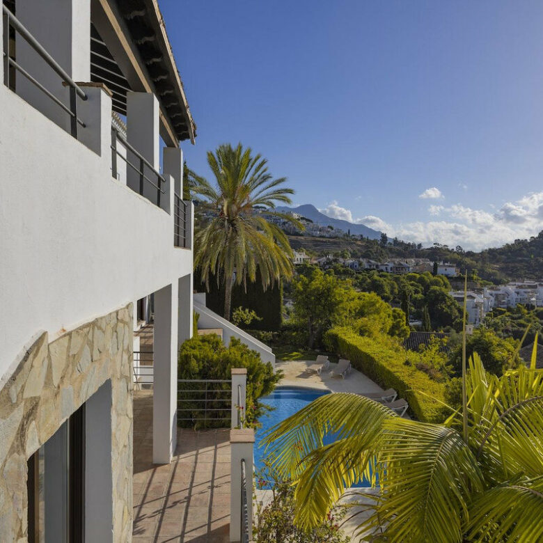 FOR SALE 🏡 Six-Bedroom Mediterranean Villa with Panoramic Sea Views on a 1,020 m² Plot – Los Arqueros, Benahavís 🇪🇸