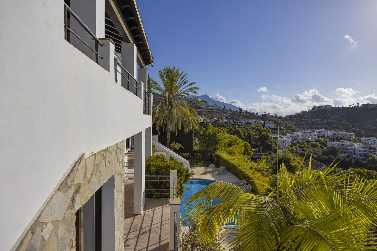 FOR SALE 🏡 Six-Bedroom Mediterranean Villa with Panoramic Sea Views on a 1,020 m² Plot – Los Arqueros, Benahavís 🇪🇸