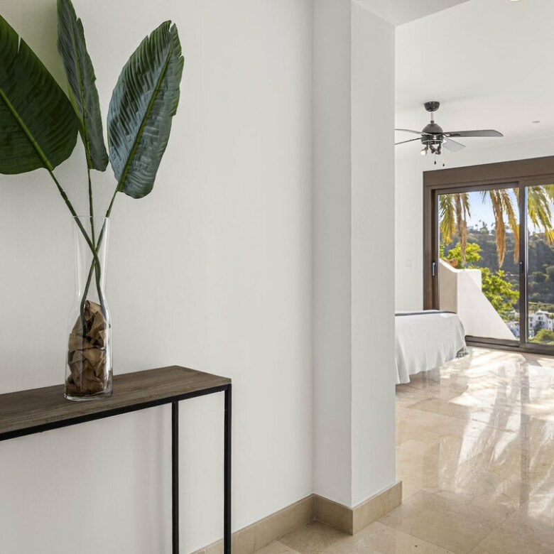 FOR SALE 🏡 Six-Bedroom Mediterranean Villa with Panoramic Sea Views on a 1,020 m² Plot – Los Arqueros, Benahavís 🇪🇸