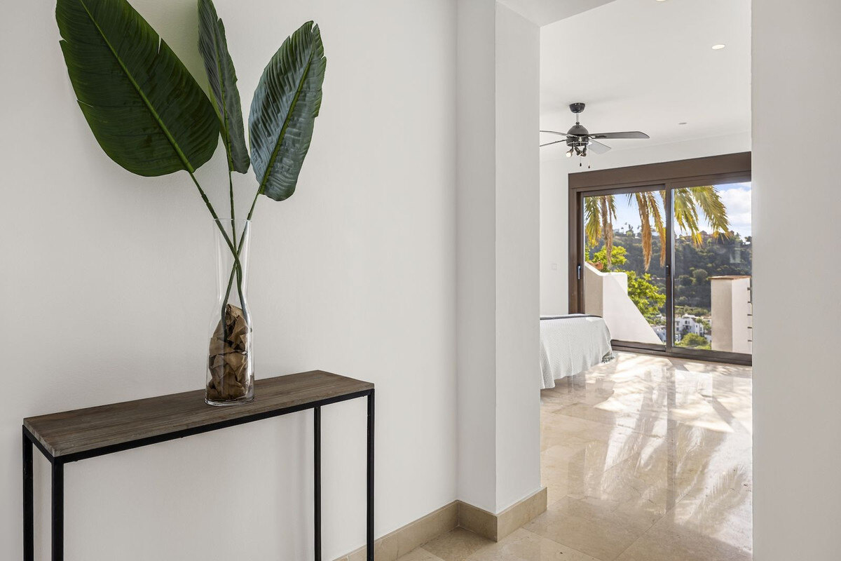 FOR SALE 🏡 Six-Bedroom Mediterranean Villa with Panoramic Sea Views on a 1,020 m² Plot – Los Arqueros, Benahavís 🇪🇸