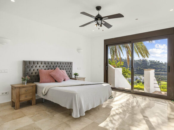 FOR SALE 🏡 Six-Bedroom Mediterranean Villa with Panoramic Sea Views on a 1,020 m² Plot – Los Arqueros, Benahavís 🇪🇸