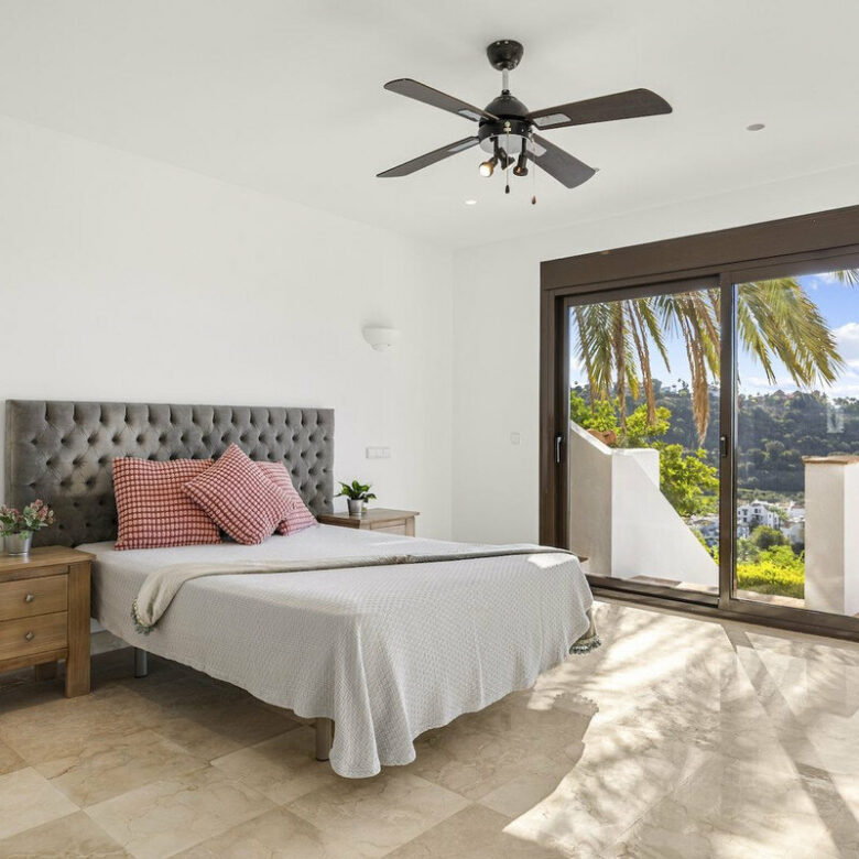 FOR SALE 🏡 Six-Bedroom Mediterranean Villa with Panoramic Sea Views on a 1,020 m² Plot – Los Arqueros, Benahavís 🇪🇸