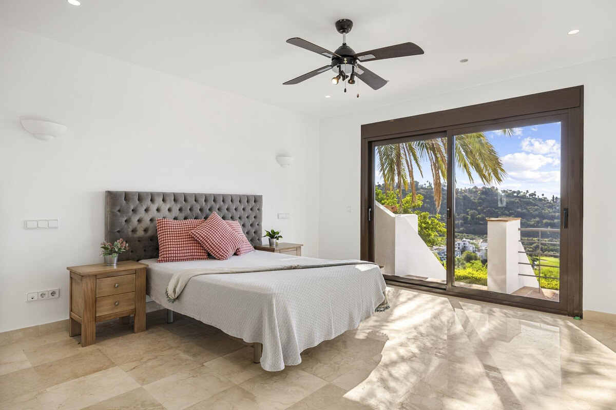 FOR SALE 🏡 Six-Bedroom Mediterranean Villa with Panoramic Sea Views on a 1,020 m² Plot – Los Arqueros, Benahavís 🇪🇸