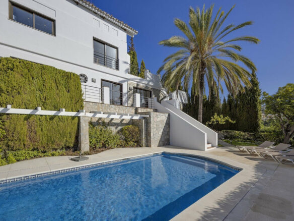 FOR SALE 🏡 Six-Bedroom Mediterranean Villa with Panoramic Sea Views on a 1,020 m² Plot – Los Arqueros, Benahavís 🇪🇸