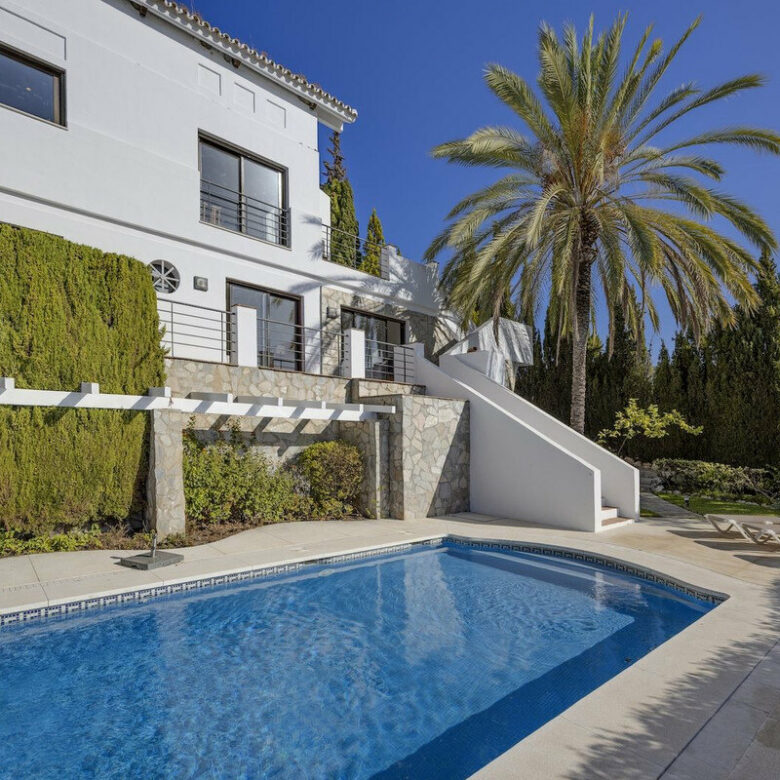 FOR SALE 🏡 Six-Bedroom Mediterranean Villa with Panoramic Sea Views on a 1,020 m² Plot – Los Arqueros, Benahavís 🇪🇸