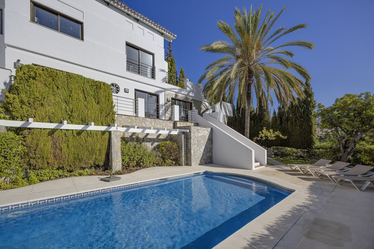 FOR SALE 🏡 Six-Bedroom Mediterranean Villa with Panoramic Sea Views on a 1,020 m² Plot – Los Arqueros, Benahavís 🇪🇸