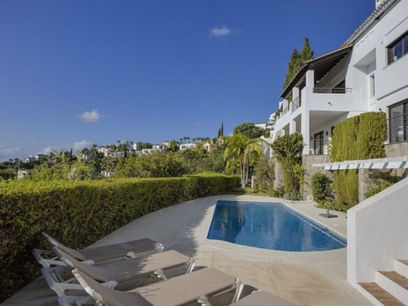 FOR SALE 🏡 Six-Bedroom Mediterranean Villa with Panoramic Sea Views on a 1,020 m² Plot – Los Arqueros, Benahavís 🇪🇸
