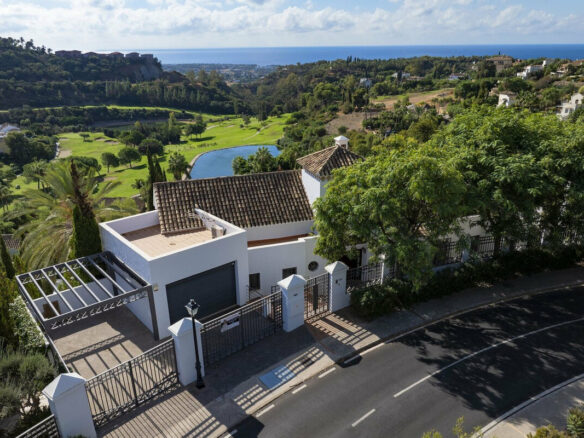 FOR SALE 🏡 Six-Bedroom Mediterranean Villa with Panoramic Sea Views on a 1,020 m² Plot – Los Arqueros, Benahavís 🇪🇸