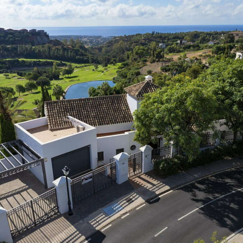 FOR SALE 🏡 Six-Bedroom Mediterranean Villa with Panoramic Sea Views on a 1,020 m² Plot – Los Arqueros, Benahavís 🇪🇸