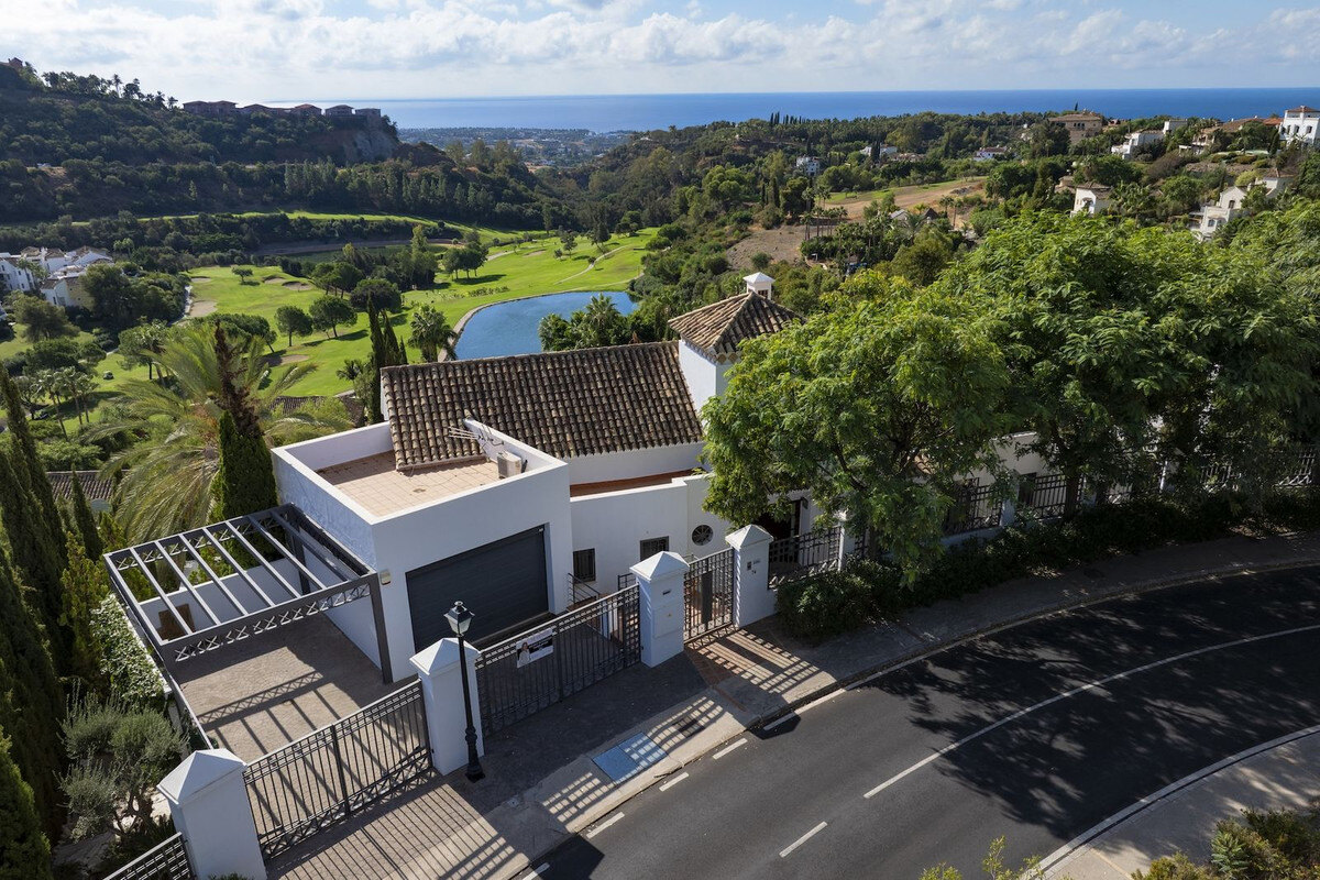FOR SALE 🏡 Six-Bedroom Mediterranean Villa with Panoramic Sea Views on a 1,020 m² Plot – Los Arqueros, Benahavís 🇪🇸