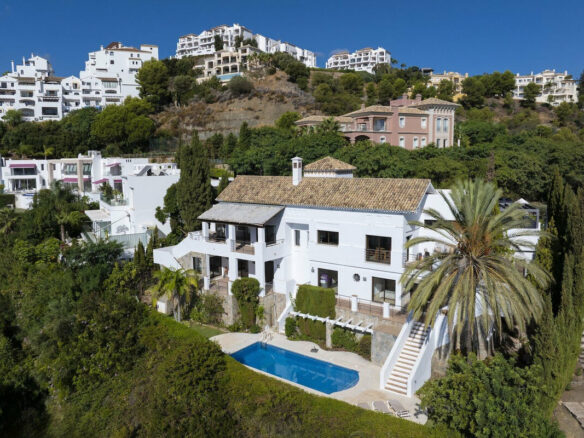 FOR SALE 🏡 Six-Bedroom Mediterranean Villa with Panoramic Sea Views on a 1,020 m² Plot – Los Arqueros, Benahavís 🇪🇸