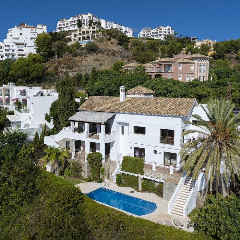 FOR SALE 🏡 Six-Bedroom Mediterranean Villa with Panoramic Sea Views on a 1,020 m² Plot – Los Arqueros, Benahavís 🇪🇸