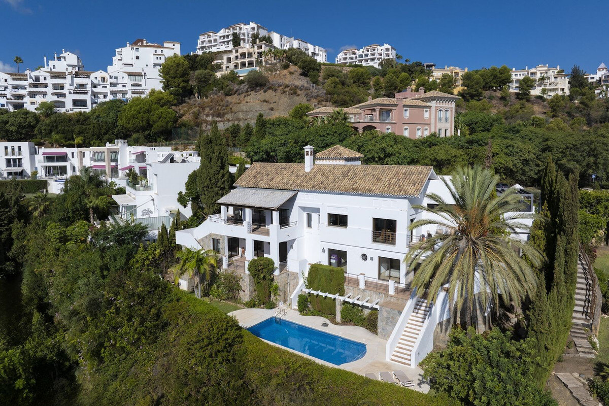 FOR SALE 🏡 Six-Bedroom Mediterranean Villa with Panoramic Sea Views on a 1,020 m² Plot – Los Arqueros, Benahavís 🇪🇸
