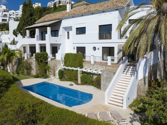 FOR SALE 🏡 Six-Bedroom Mediterranean Villa with Panoramic Sea Views on a 1,020 m² Plot – Los Arqueros, Benahavís 🇪🇸