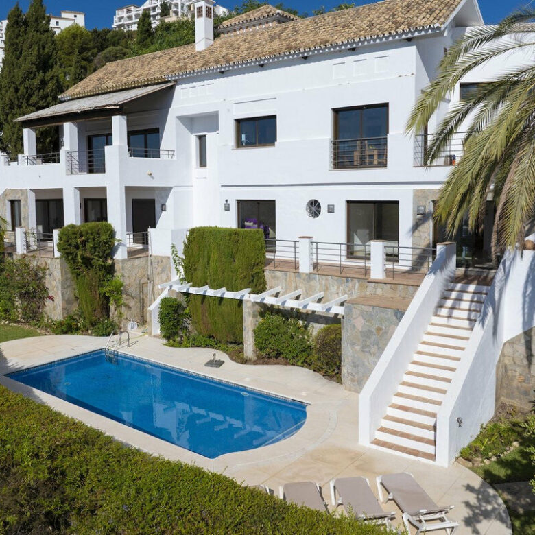 FOR SALE 🏡 Six-Bedroom Mediterranean Villa with Panoramic Sea Views on a 1,020 m² Plot – Los Arqueros, Benahavís 🇪🇸