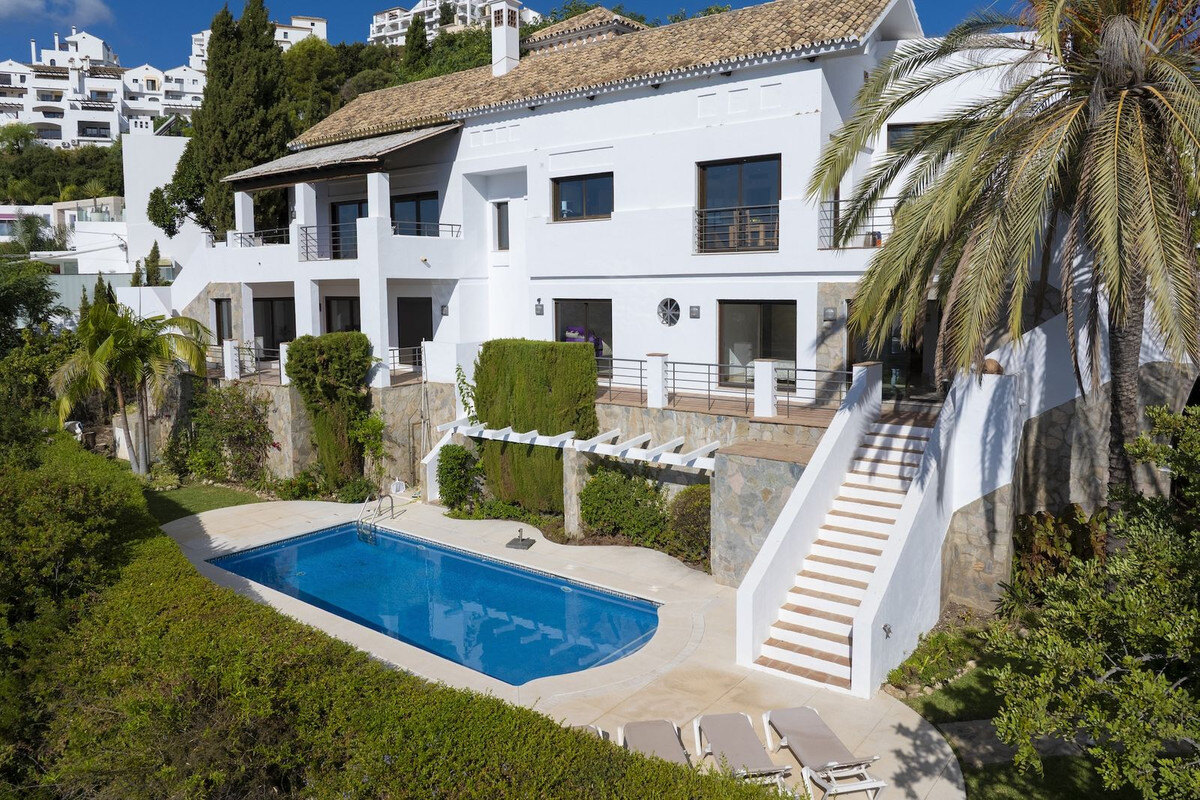 FOR SALE 🏡 Six-Bedroom Mediterranean Villa with Panoramic Sea Views on a 1,020 m² Plot – Los Arqueros, Benahavís 🇪🇸