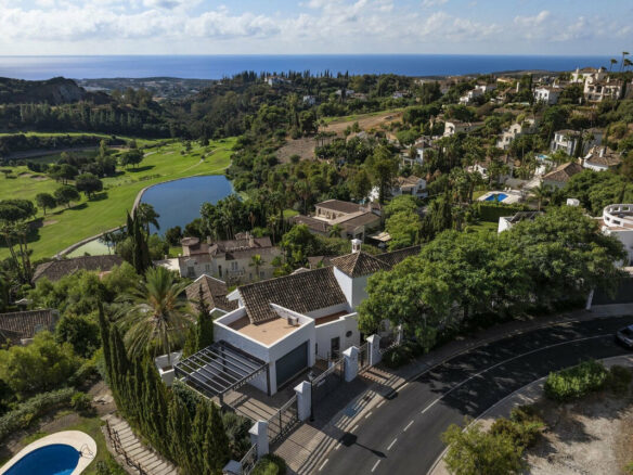 FOR SALE 🏡 Six-Bedroom Mediterranean Villa with Panoramic Sea Views on a 1,020 m² Plot – Los Arqueros, Benahavís 🇪🇸