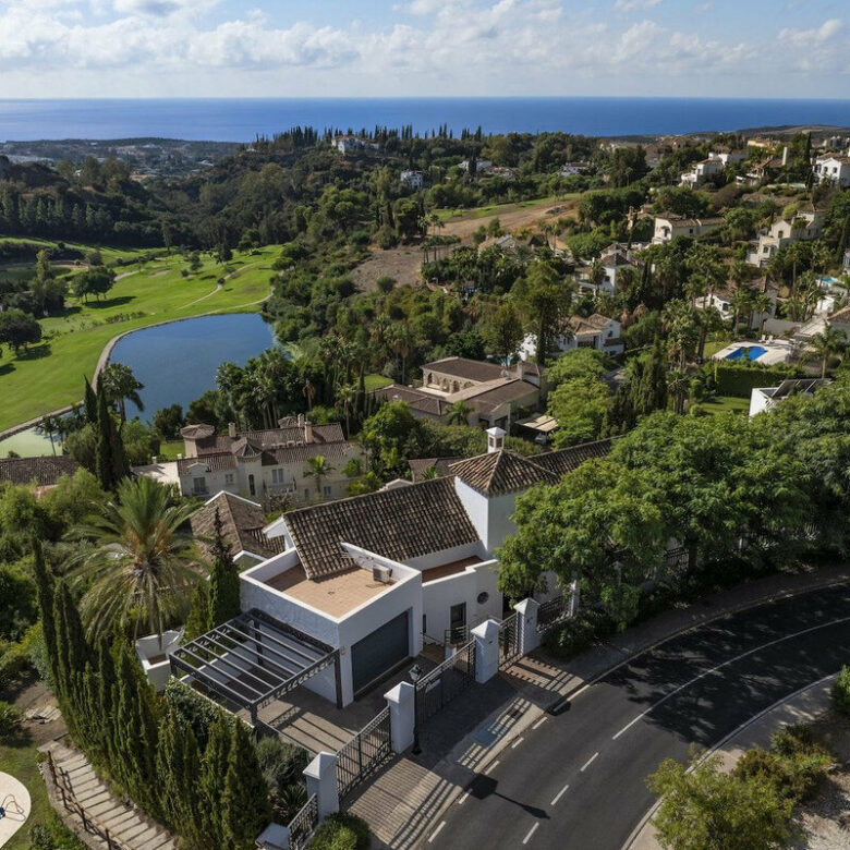 FOR SALE 🏡 Six-Bedroom Mediterranean Villa with Panoramic Sea Views on a 1,020 m² Plot – Los Arqueros, Benahavís 🇪🇸