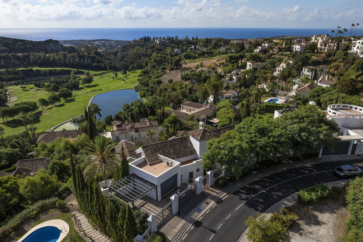 FOR SALE 🏡 Six-Bedroom Mediterranean Villa with Panoramic Sea Views on a 1,020 m² Plot – Los Arqueros, Benahavís 🇪🇸
