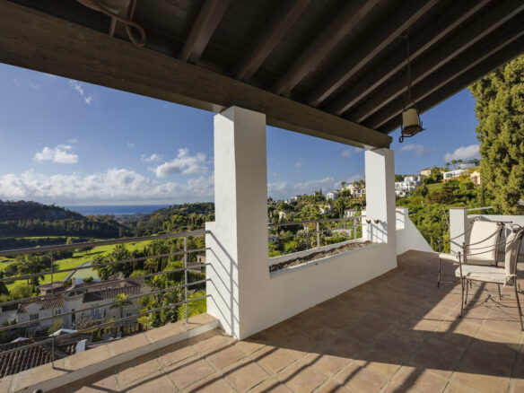 FOR SALE 🏡 Six-Bedroom Mediterranean Villa with Panoramic Sea Views on a 1,020 m² Plot – Los Arqueros, Benahavís 🇪🇸