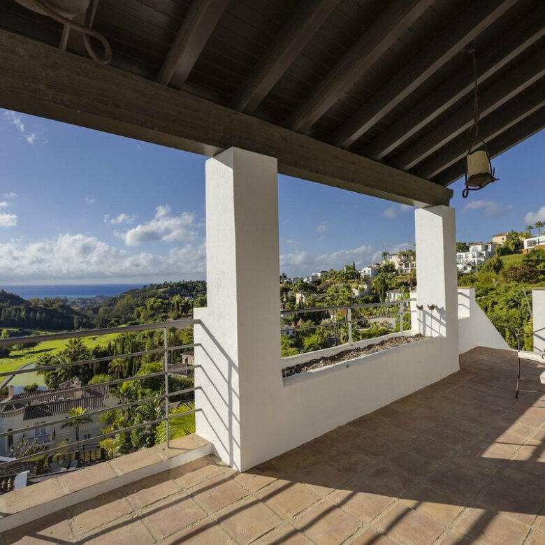 FOR SALE 🏡 Six-Bedroom Mediterranean Villa with Panoramic Sea Views on a 1,020 m² Plot – Los Arqueros, Benahavís 🇪🇸
