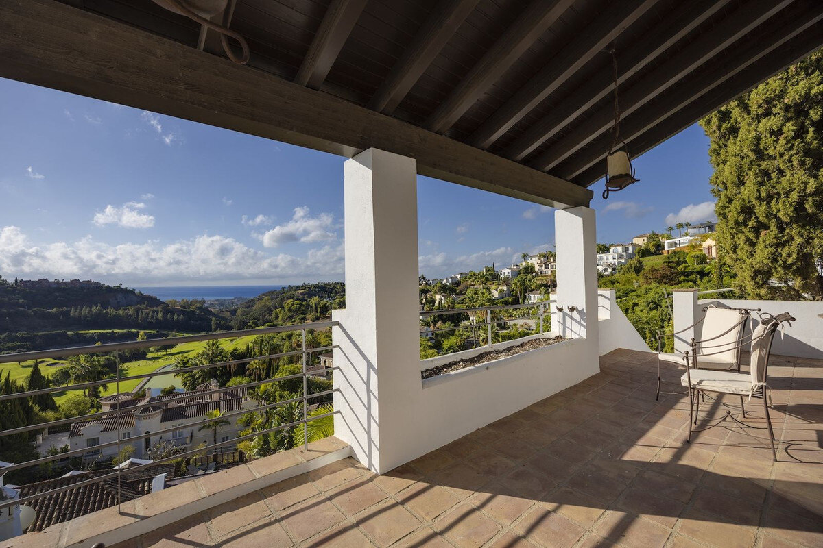 FOR SALE 🏡 Six-Bedroom Mediterranean Villa with Panoramic Sea Views on a 1,020 m² Plot – Los Arqueros, Benahavís 🇪🇸